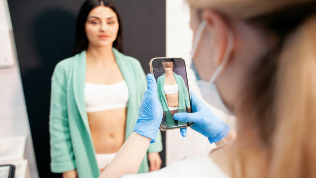 Paciente em consulta com cirurgião plástico para alinhar expectativas sobre os resultados da cirurgia plástica